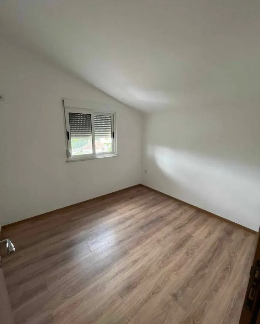 Izdavanje, dvosoban stan, 70m², Konik, Podgorica