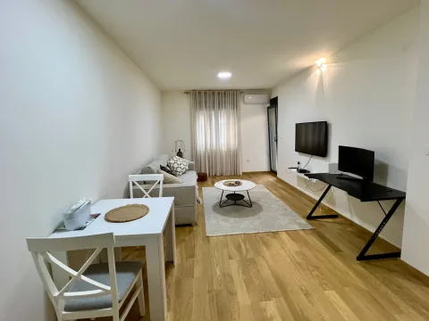 Izdavanje, jednosoban stan, 47m², City Kvart, Podgorica - image 2