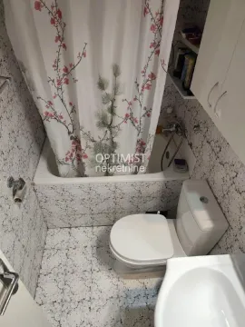Manje kupatilo sa kadom, wc šoljom i umivaonikom. - image 11