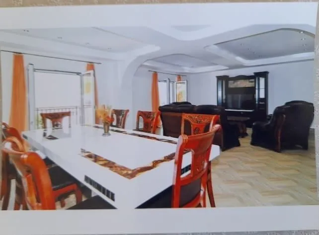 Izdavanje, kuća, 180m², Kalimanj, Tivat