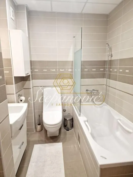 Izdavanje, trosoban stan, 105m², Centar, Novi Sad