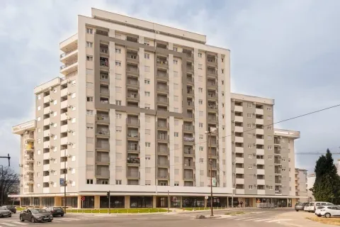 Eksterijer moderne stambene zgrade sa više spratova. - image 26