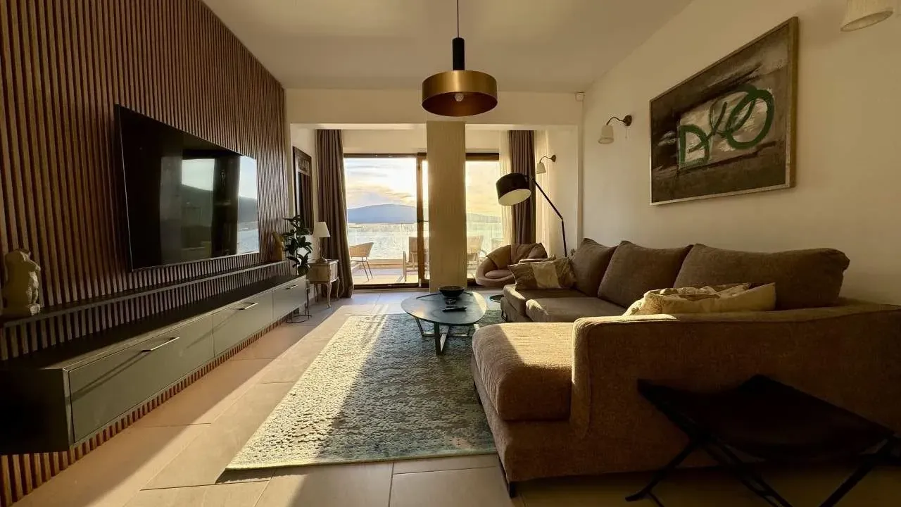 Izdavanje, dvosoban stan, 91m², Tivat, Crna Gora