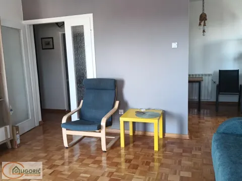 Dnevna soba sa foteljom, stočićem i parketom na podu. - image 5