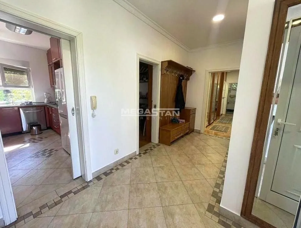 Izdavanje, kuća, 140m², Senjak, Beograd