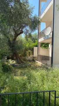 Dvorište sa drvećem i zelenilom pored stambenog objekta. - image 19