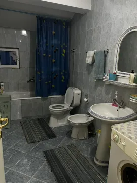 Klasično kupatilo sa sivim pločicama, kadom, bideom, lavaboom i veš mašinom. - image 3