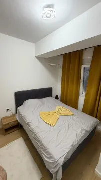 Spavaća soba sa bračnim krevetom i noćnim stočićem. - image 2