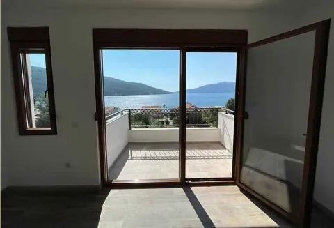 Prazna prostorija sa izlazom na terasu i pogledom na more. - image 2