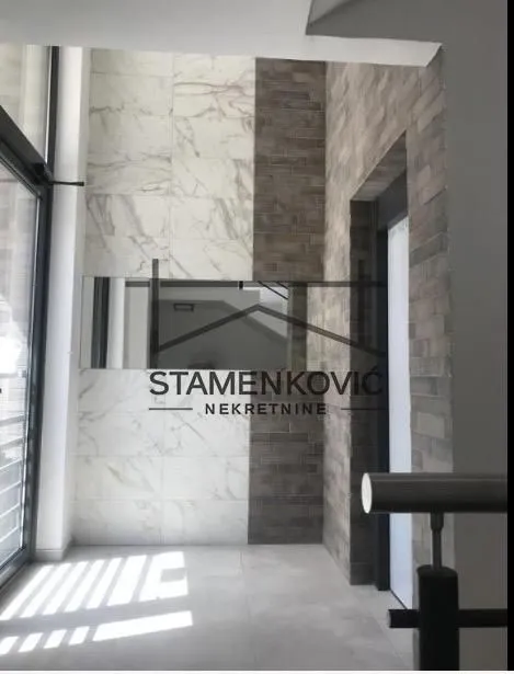 Prodaja, četvorosoban stan, 125m², Sajam, Novi Sad Sve Podlokacije