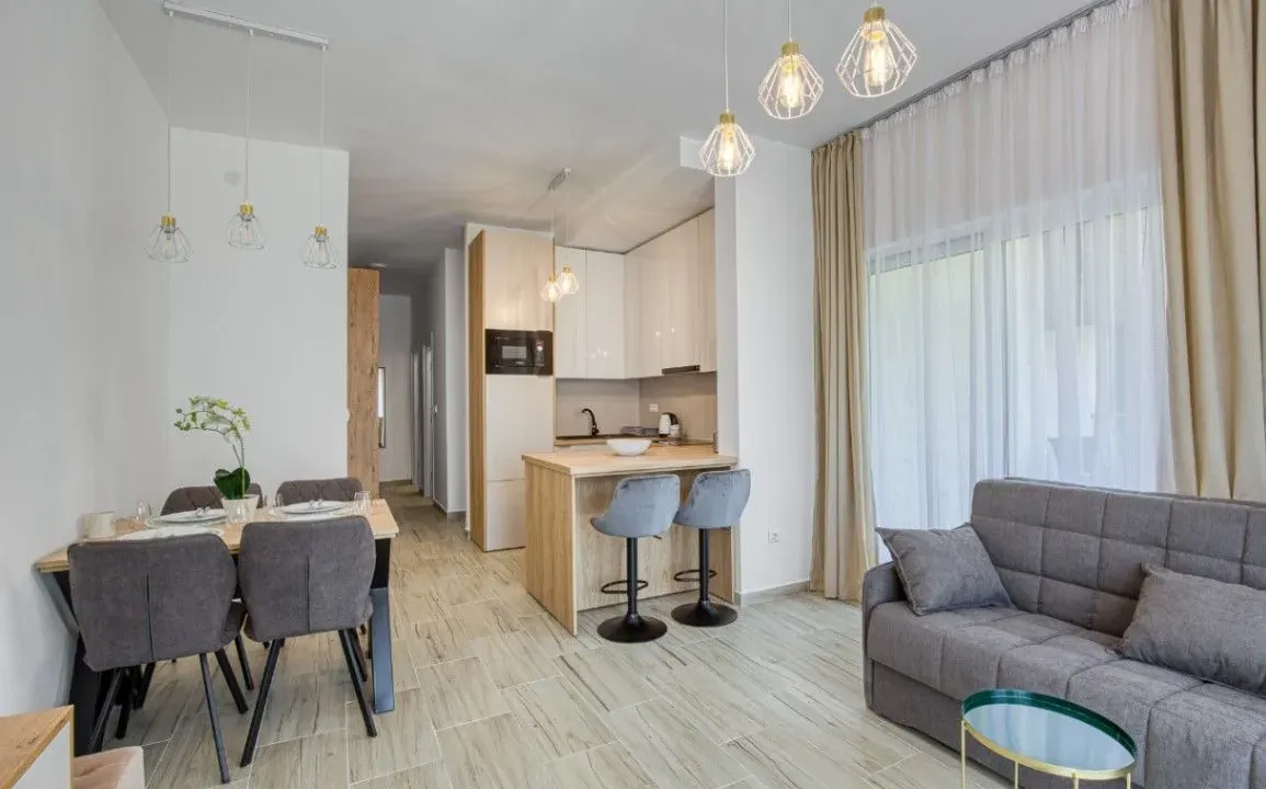Izdavanje, dvosoban stan, 55m², Bečići, Budva