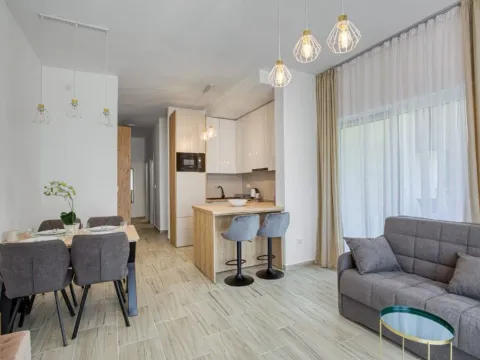 Izdavanje, dvosoban stan, 55m², Bečići, Budva