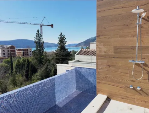 Terasa sa spoljnim tušem i pogledom na more. - image 4