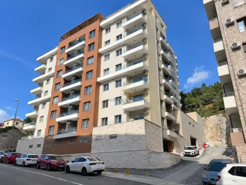 Pogled na spoljašnjost moderne stambene zgrade sa terasam i parkingom. - image 14