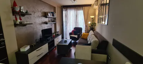 Namještena dnevna soba sa garniturom, TV komodom i izlazom na terasu. - image 3