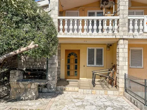 Rent, house, 220m², Stari Aerodrom, Podgorica - image 1