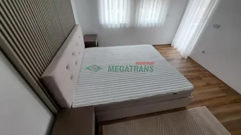Spavaća soba sa bračnim krevetom i noćnim stočićima. - image 12