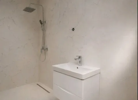 Moderne kupatilo sa umivaonikom i tuš kabinom sa mermernim pločicama. - image 4