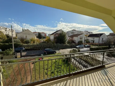 Izdavanje, kuća, 200m², Tološi, Podgorica - image 13