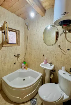 Manje kupatilo sa tuš kabinom, umivaonikom i toaletom. - image 7