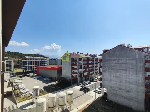 Pogled sa terase na okolne zgrade i gradski pejzaž. - image 9