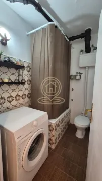 Manje kupatilo sa kadom, wc šoljom i veš mašinom. - image 10