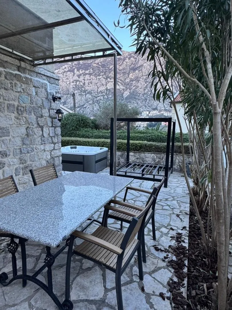 Sale, house, 310m², Kotor, Crna Gora