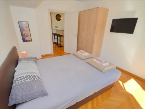 Izdavanje, dvosoban stan, 90m², Centar, Tivat - image 8