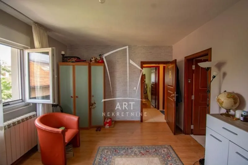 Sale, house, 238m², Petlovo Brdo, Beograd