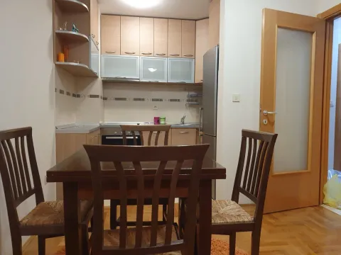 Kuhinja sa trpezarijskim stolom i drvenim stolicama. - image 4