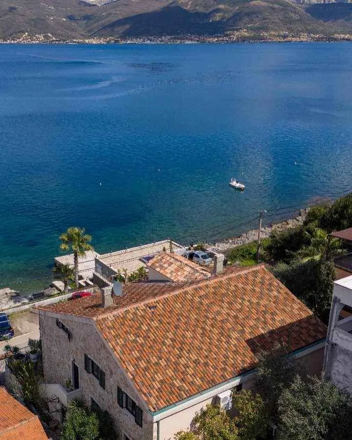 Kamena kuća na obali sa pogledom na more.