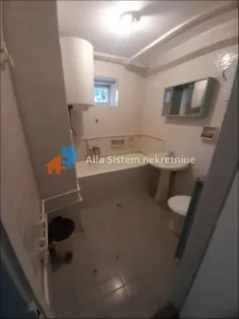 Manje kupatilo sa kadom, lavaboom i toaletom. - image 4