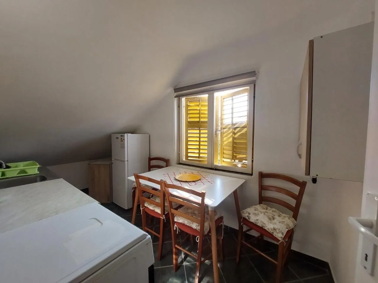 Izdavanje, dvosoban stan, 80m², Kalimanj, Tivat