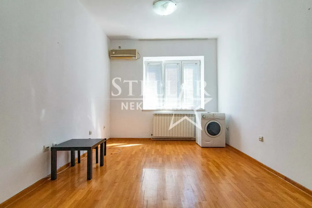 Izdavanje, poslovni prostor, 65m², Centar, Podgorica