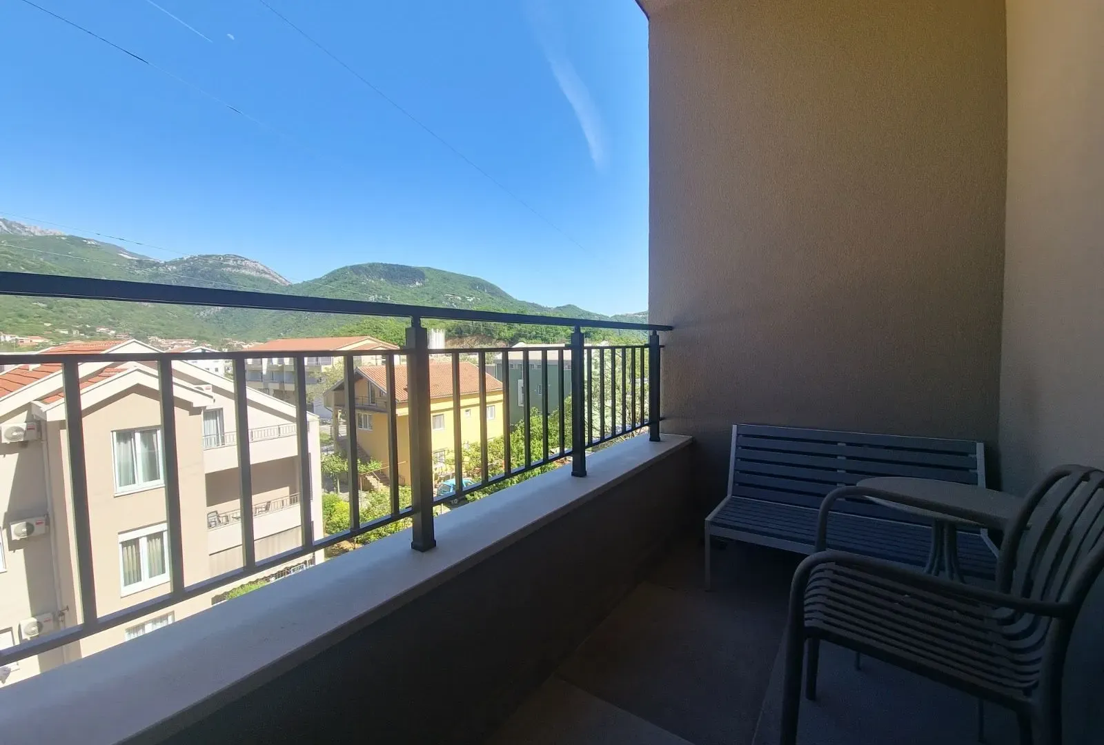 Izdavanje, dvosoban stan, 68m², Lastva Grbaljska, Kotor