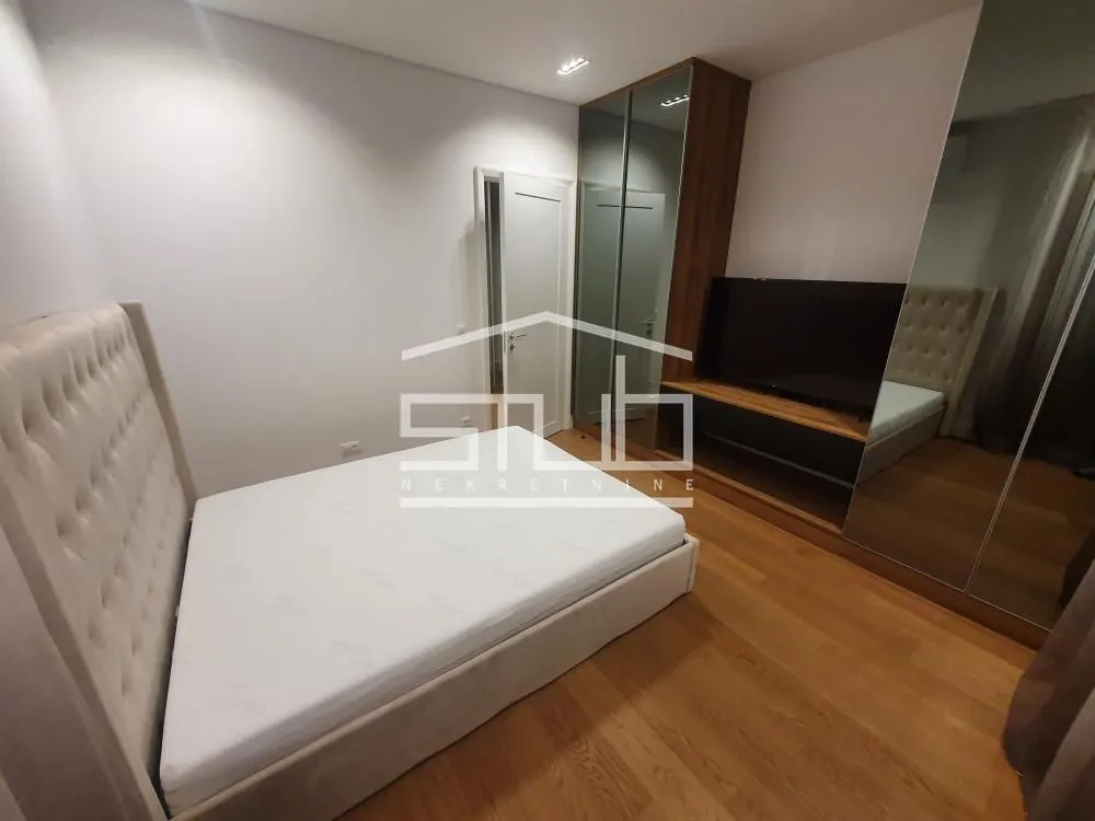Izdavanje, trosoban stan, 88m², Savski Trg, Beograd