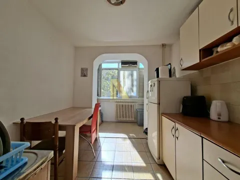 Kuhinja sa trpezarijskim stolom i svetlim elementima. - image 7