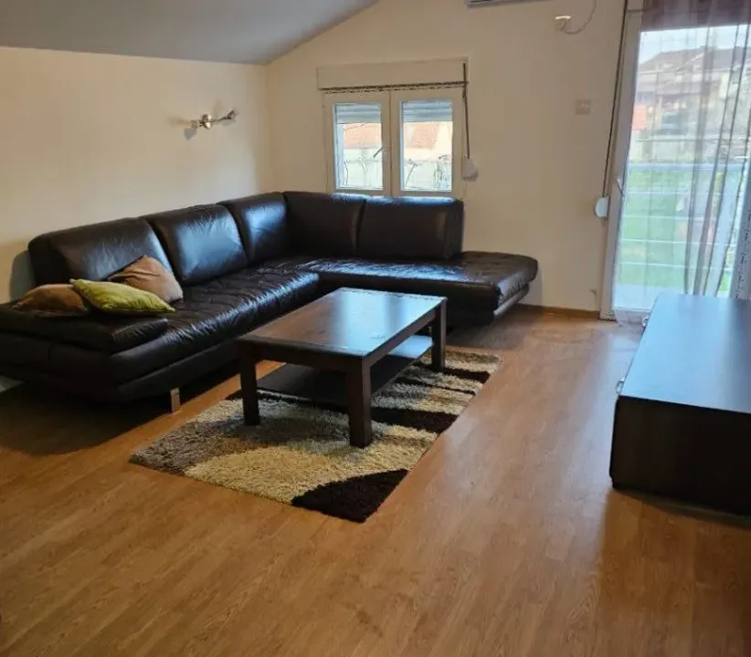 Izdavanje, dvosoban stan, 50m², Stari Aerodrom, Podgorica