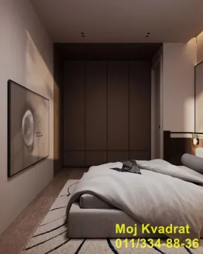 Moderna spavaća soba sa bračnim krevetom, velikim ormanom i ugrađenim televizorom. - image 2