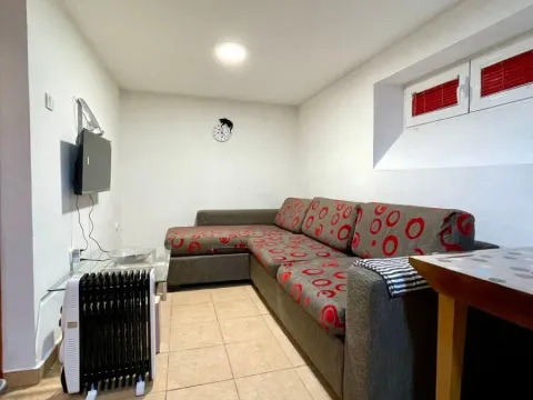 Izdavanje, jednosoban stan, 17m², Gorica C, Podgorica - image 1