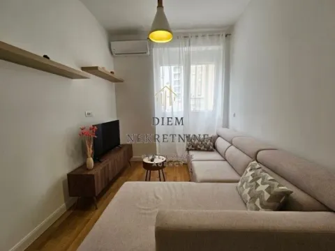 Izdavanje, jednosoban stan, 38m², Centar, Bar - image 1