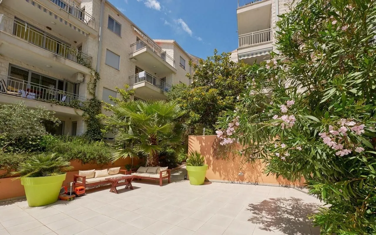 Sale, one bedroom apartment, 68m², Petrovac, Budva