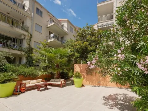 Sale, one bedroom apartment, 68m², Petrovac, Budva - image 10