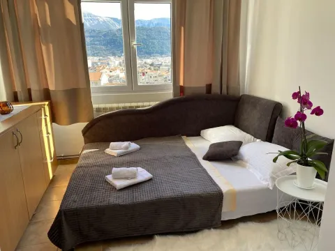 Rent, three bedroom apartment, 80m², Budva, Crna Gora - image 9
