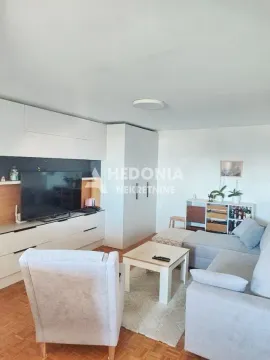 Dnevna soba sa garniturom, foteljom, televizorom i trpezarijskim delom. - image 3