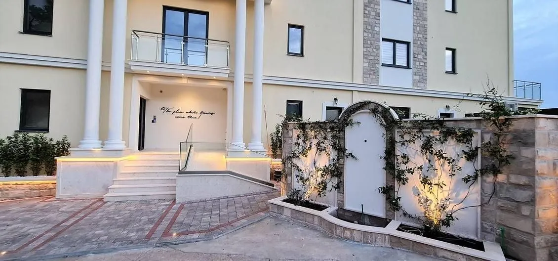 Sale, three bedroom apartment, 285m², Bečići, Budva