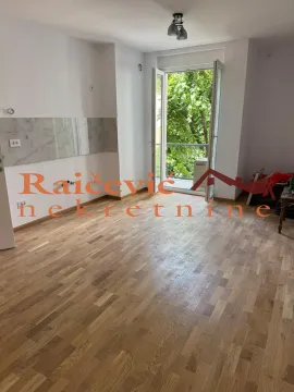 Prazna prostorija sa parketom i izlazom na terasu. - image 3