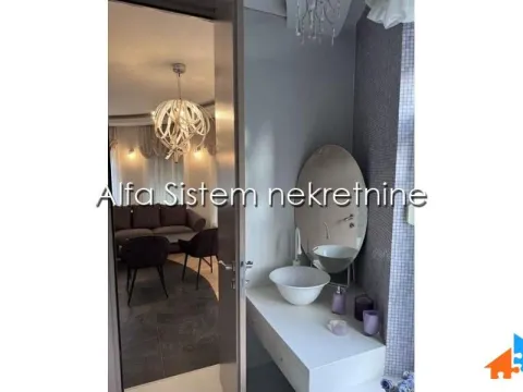 Izdavanje, četvorosoban stan, 150m², Savski Venac, Beograd - image 17