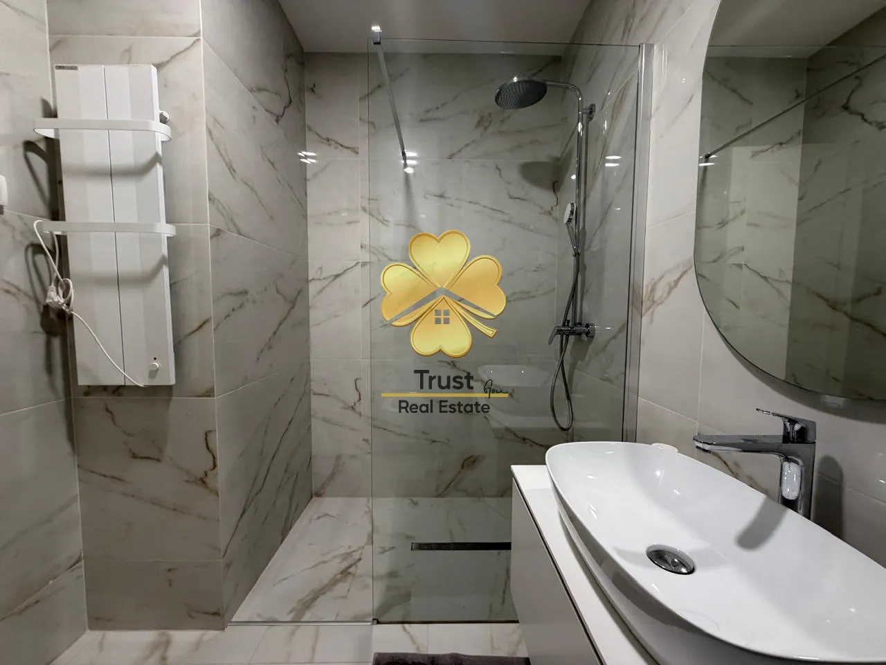 Modern bathroom with a shower cabin and a washbasin.