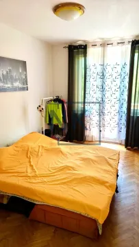 Namještena spavaća soba sa bračnim krevetom, parketom i prozorom sa zavesama. - image 5